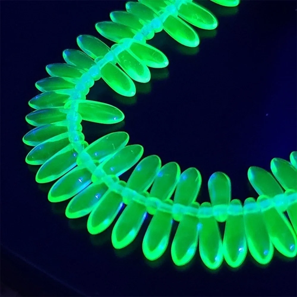 100pcs Czech Glass Dagger Beads, Uranium‎ Glass, UV light reactive